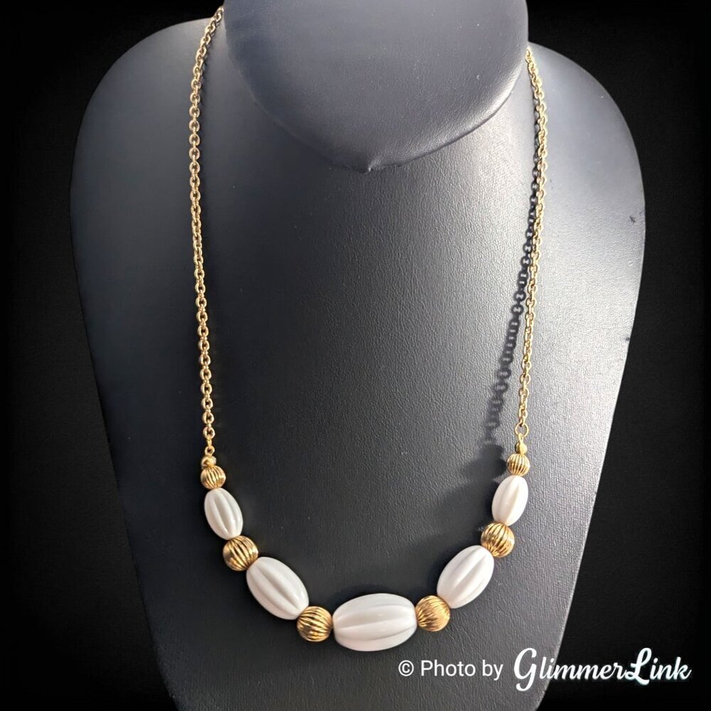 Vintage 1980s Avon Nantucket White Ribbed Beads Necklace